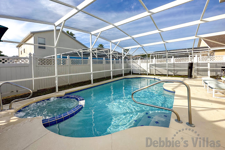 Sunny south-facing pool and spa at this Davenport vacation villa