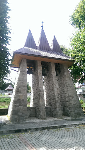 Majestatyczna Potrójna Dzwonnica w Jurkowie