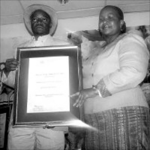 FOCUSED: Limpopo Aspirant Young Farmer of the year award winner Ackron Baloyi, 29, from Shiulani jvillage, near Giyani, is praised by MEC for local government and housing, Maite Nkoana-Mashabane, during the awards function held at Oasis Lodge, Polokwane in Limpopo on Tuesday night. Pic. Nancy Molepo. 25/07/07. © Sowetan.