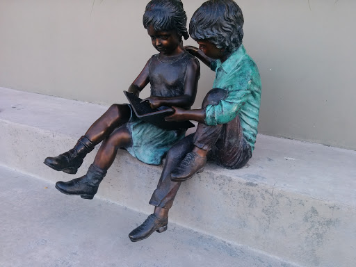 Kids Reading on Steps Statue 