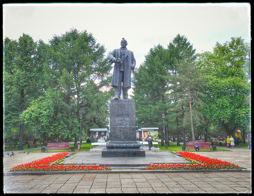 Памятник В. И. Ленину у театра