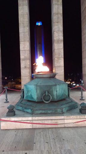 Propileo Monumento a la Bandera