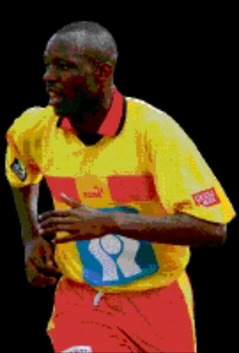 ROADBLOCK: Santos defender Musa Otieno. Pic. Carl Fourie. 12/12/2000. © Gallo Image.