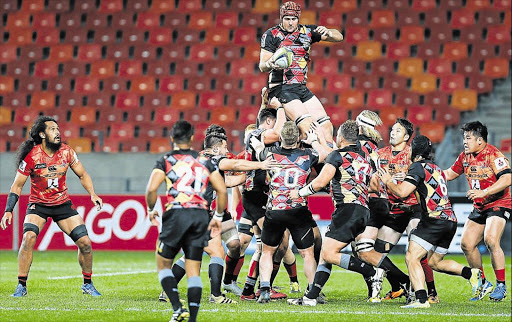 FOR THE HIGH JUMP: Steven Sykes, centre, of the Southern Kings, gathers the ball during a line-out against the Sunwolves of Japan at the Nelson Mandela Bay Stadium in Port Elizabeth. The Kings won the match 33-28 Picture: GALLO IMAGES