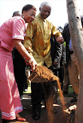 Nelson Madiba and Graca planting the tree at Thokoza Park. / City Parks