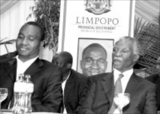 HANDS ON: Premier Sello Moloto and President Thabo Mbeki. © Unknown.