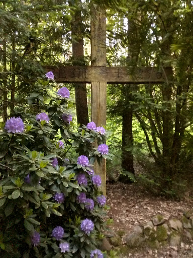 Drewniany i kamienny krzyż pok