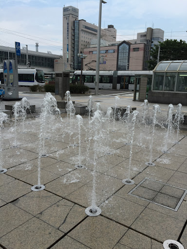 富山駅前の噴水2