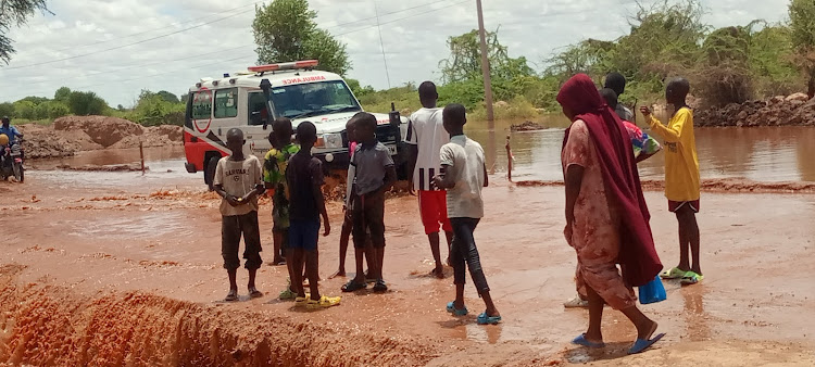 Children looking at flood waters at Kona Punda section along Garissa-Madogo road.