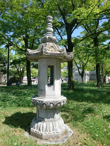 平和公園の時計塔側灯籠