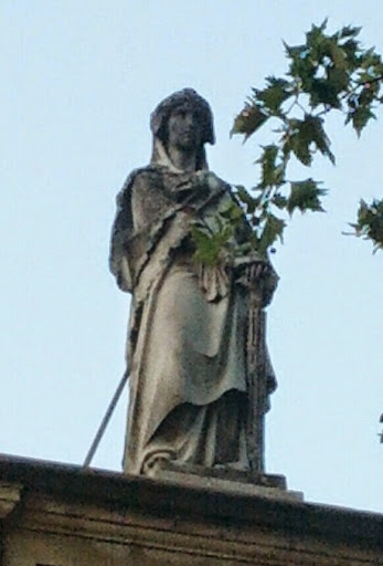 Statua Maria che guarda