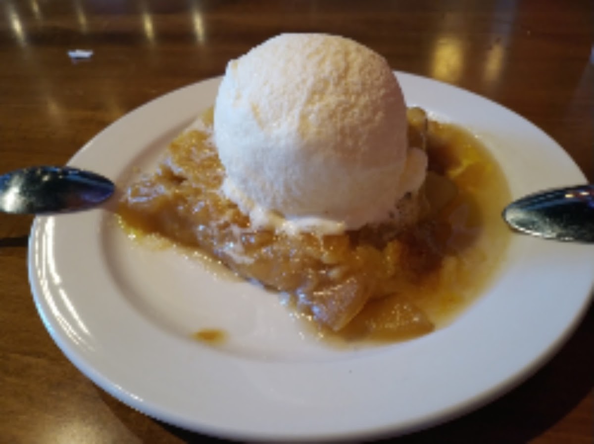 Gluten-free apple crumble with vanilla ice cream 😍 owner has Celiac! Eaten here multiple times and never had a problem!