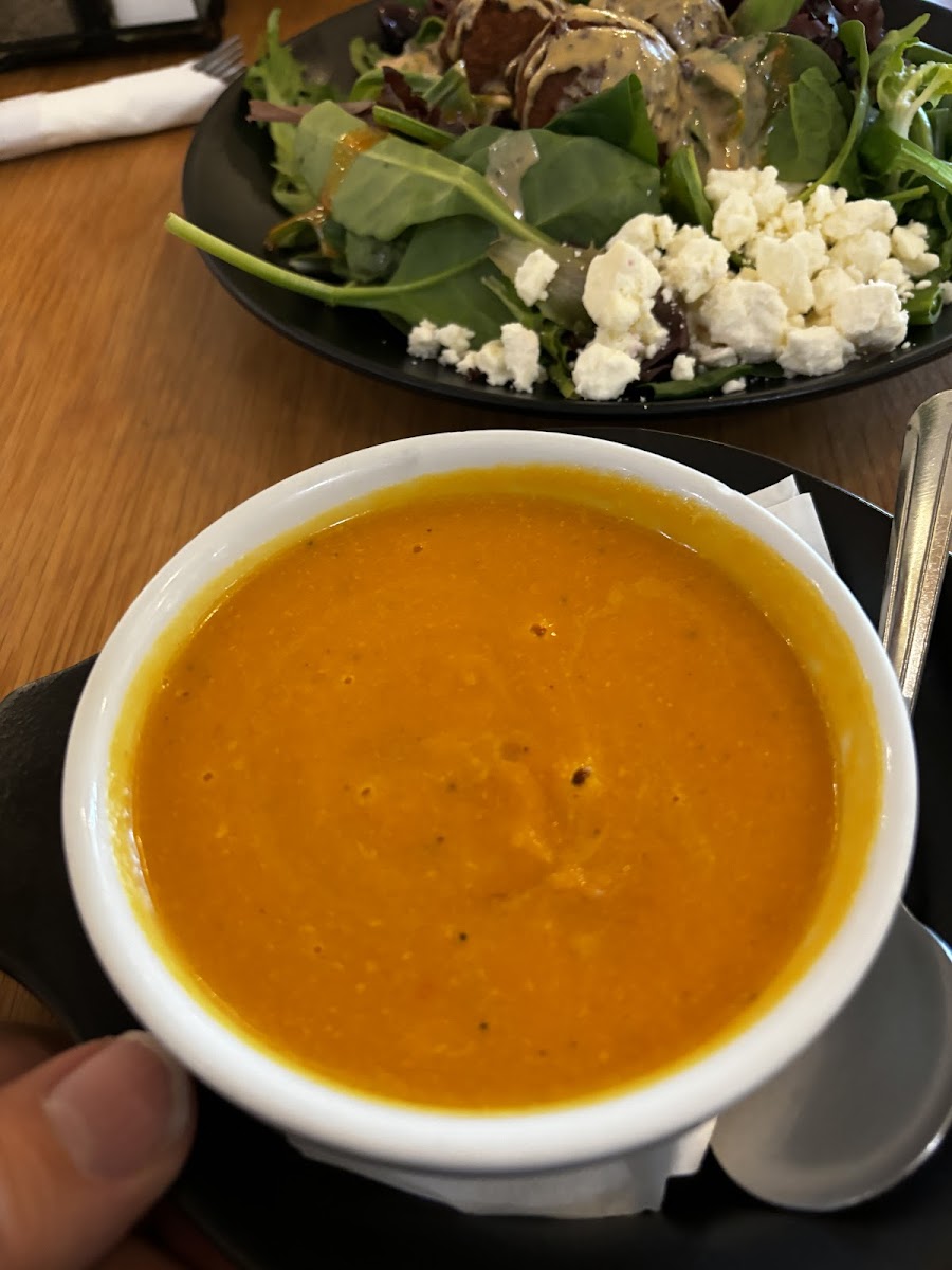Coconut carrot curry soup