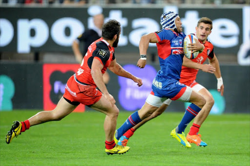 Grenoble's South African wing Gio Aplon (C) runs to score a try during the French Top 14 rugby union match bet Grenoble andToulouse on June 5, 2016 at the Stade des Alpes in Grenoble, southeastern France. AFP PHOTO / Jean Pierre Clatot.