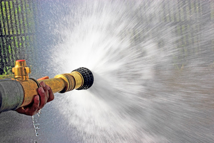 Was water pressure a problem for Joburg firefighters?