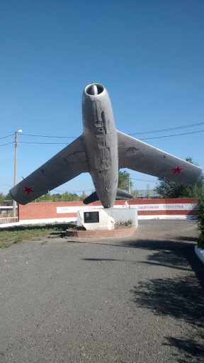 Памятник Самолет