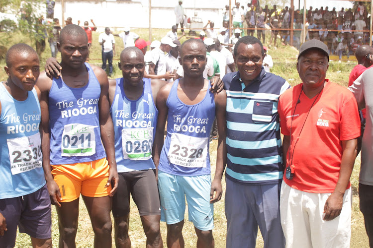 Riooga principal Haron Onchong'a (2nd right) and coach Thomas Osano pose for a photo with the school's 4x100m relay which won gold during the Nyanza region championships