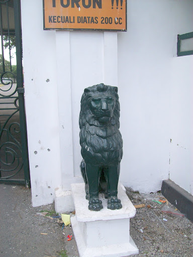 Lion Gate Statue