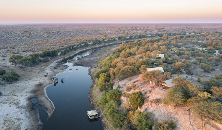 Meno a Kwena is built on the banks of the Boteti River.