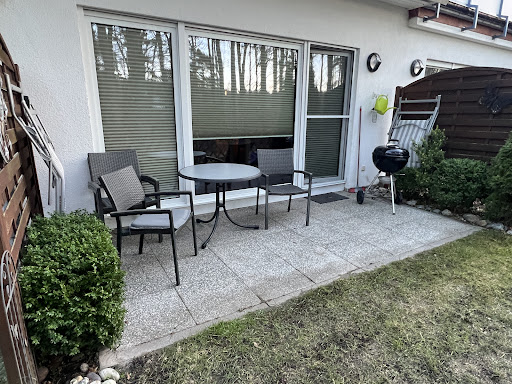 Terasse mit Gartenmöbeln