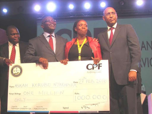 Road to succes: Kisii Governor James Ongwae and Trade CS Adan Mohamed hand over a dummy cheque to Askah Kerubo after she won an innovation competition during the Kisii Entrepreneurship Summit on Saturday
