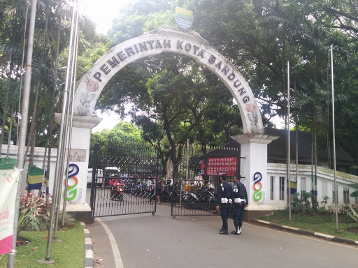 Gerbang Barat Taman DPRD DT II Bandung