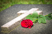 Grave: Image: oneinchpunch / 123RF Stock Photo
