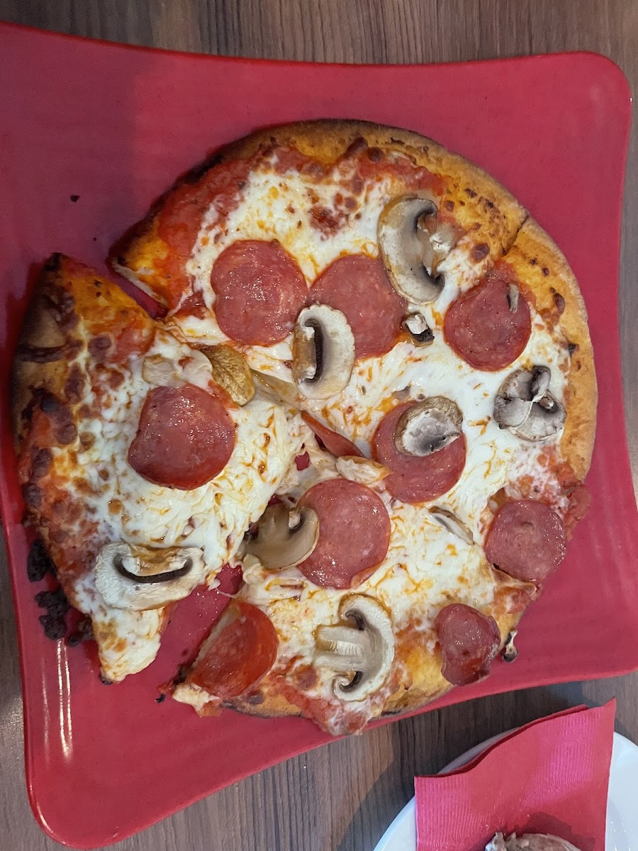 Québécoise pizza without green peppers