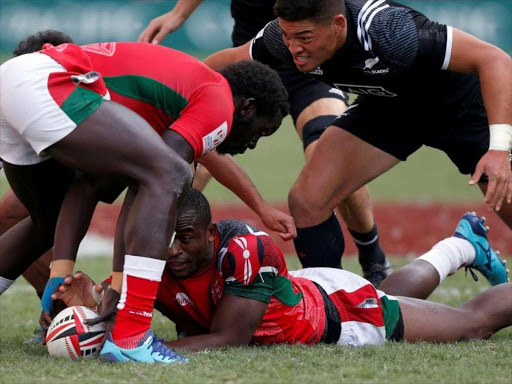 Kenya’s Willy Ambaka reaches for the ball by Oscar Ouma, in a match against New Zealand, during the World Rugby Sevens Series in Hong Kong, China, April 8, 2018. /REUTERS