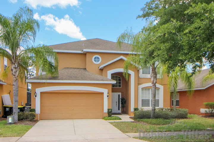 Private Orlando villa to rent, close to Disney, gated community, west-facing pool, games room