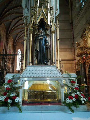 socha a relikviář sv. Jana Sar