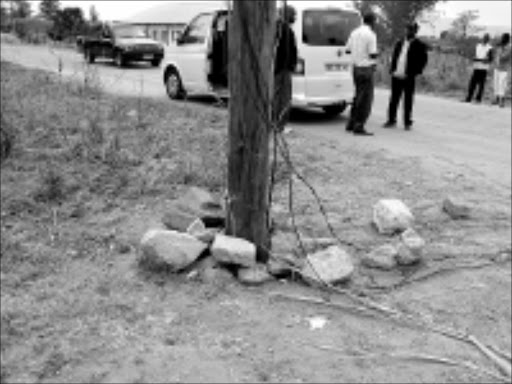 DANGER:Eskom's powerline is overloaded with illegal electricity wires that taps electricity to Lusaka and Bambamecisi informal settlements near NkowaNkowa township outside Tzaneen. Pic. Michael Sakuneka. 10/2008. Sowetan