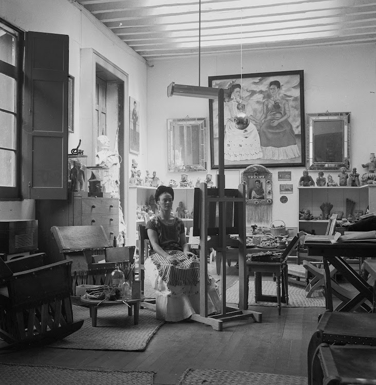 Fritz Henle, Frida in Her Studio (1943). Gelatin silver print.