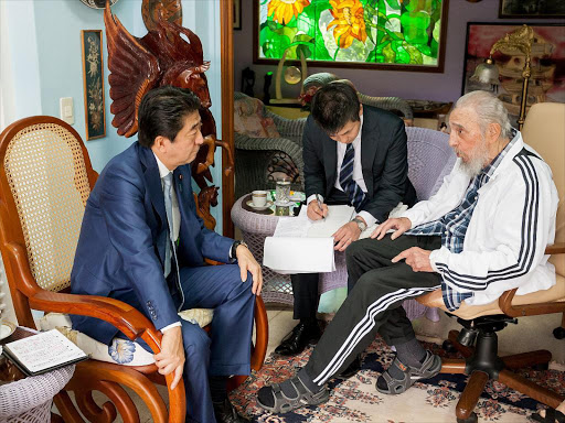 Cuba's former President Fidel Castro (R) and Japan's Prime Minister Shinzo Abe (L) meet in Havana, Cuba, September 22, 2016 /REUTERS
