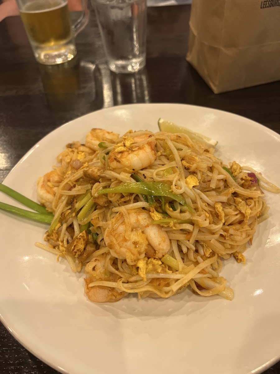 Dinner pad thai with shrimp