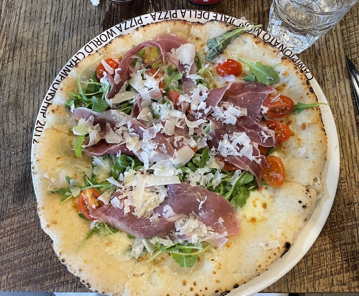 REGINA
Prosciutto di Parma DOP Riserva, mozzarella di bufala Campana DOP, 24-month-old Parmigiano Reggiano, arugula, sweet cherry tomatoes.