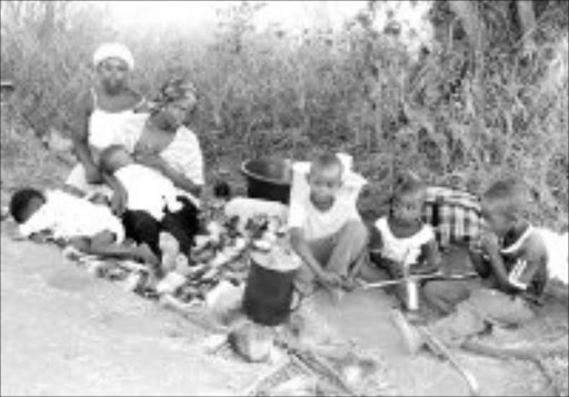 HOMELESS: This destitute family is living under a tree after the local council demolished their homes. PIc. Elijar Mushiana. © Swoetan.