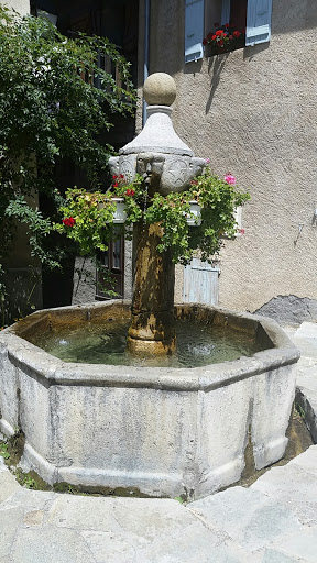 Fontaine De Crots