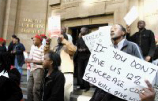 NOT BUDDING: Johannesburg supreme court staff get vocal with their wage demands. Pic. Elvis Ntombela. 30/05/07. © Sunday World.