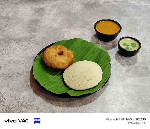 Idli [1 Piece] With Vada [1 Piece]