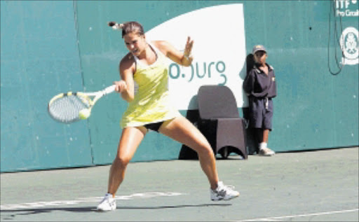 20090928VNH. Lauren Albanese (USA) in action against Bojana Jovanovski (SRB) in the ITF Soweto Open at the Authur Ashe tennis courts, Soweto. Albanese won 6-4 6-4.PIC :VELI NHLAPO.28/09/2009. © SOWETAN