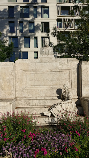 Monumento a Juan Valera