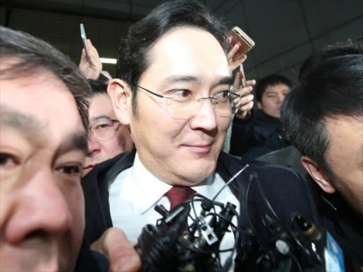 Samsung Electronics vice chairman Jay Y. Lee is surrounded by media as he leaves the office of the independent counsel in Seoul, South Korea, January 13, 2017. /REUTERS