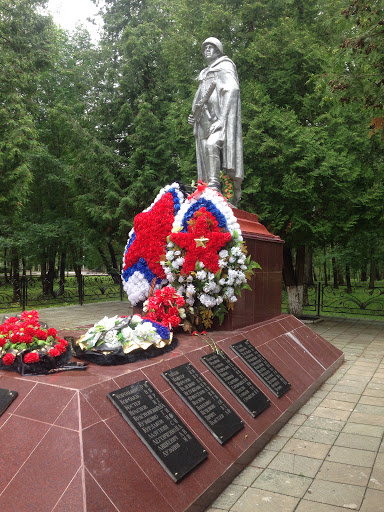 Памятник Героям СССР
