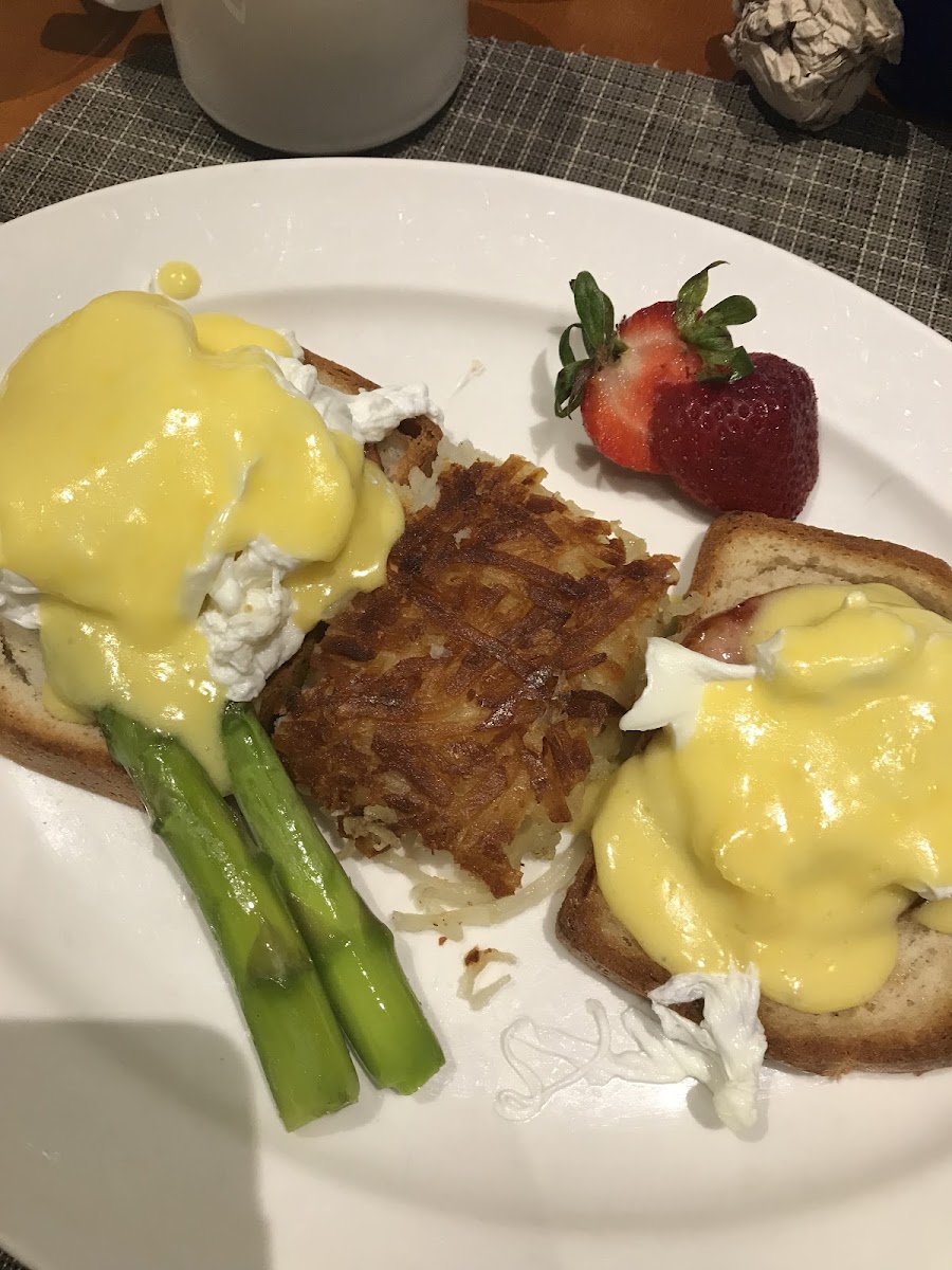 Eggs Benedict and hash browns