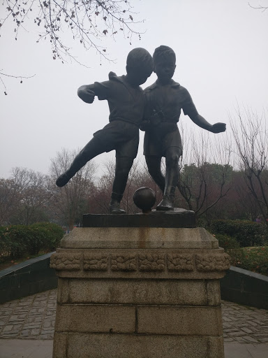 武汉中山公园儿童踢球塑像