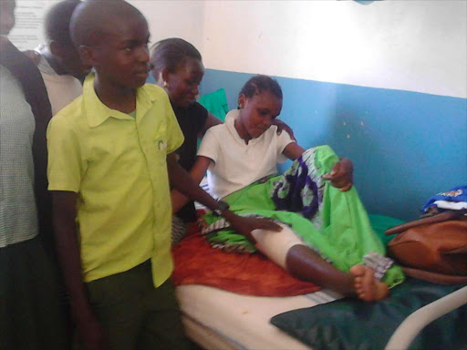 Roline is visited in hospital by her teachers and fellow Bridge pupils.