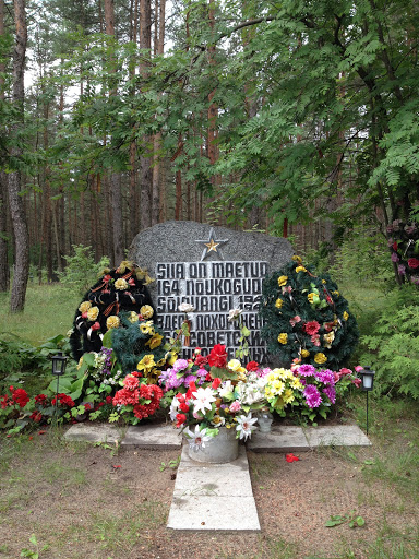 Siia on maetud 164  nõukogude sõjavangi 1941-1944