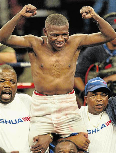 HERO: South Africa’s Vuyani Bungu who beat Takalani Ndlovu celebrates winning. Vuyani’s career is to be celebrated by friends this weekend Picture: GALLO IMAGES