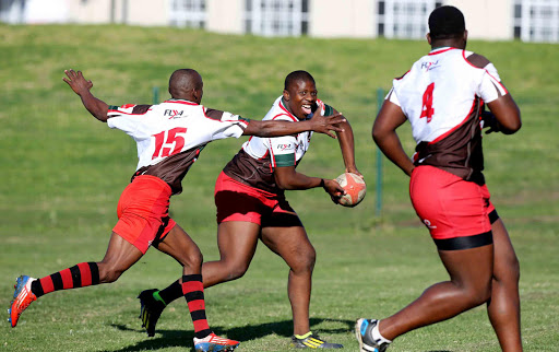 Border Bulldogs hooker Mihlali Mpafi, centre, passing the ball to Lindokuhle Welemu while Masixole Banda, left, tries to block the ball during a captain’s run session at the BCM Stadium Picture: ALAN EASON